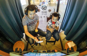 Mini karaokes hit China's starry-eyed spot