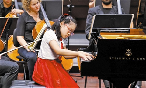 Zhuhai child earns medal in Mozart competition