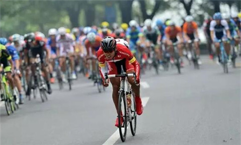 Pro cyclists speed through China toward Hengqin