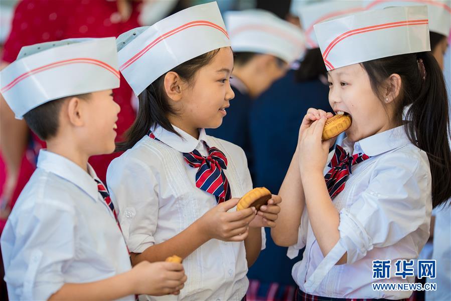 Pupils make mooncakes to welcome Mid-Autumn Festival