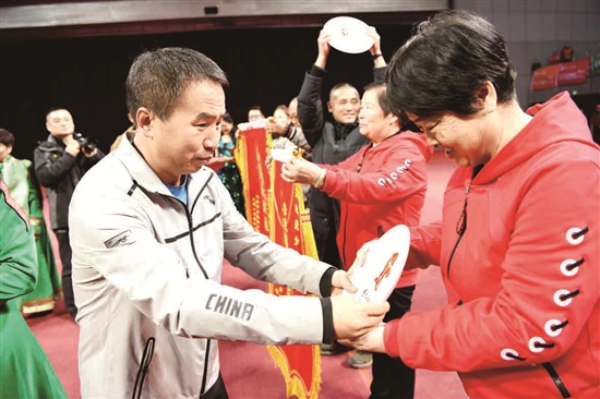 Baotou walking activity participants receive awards