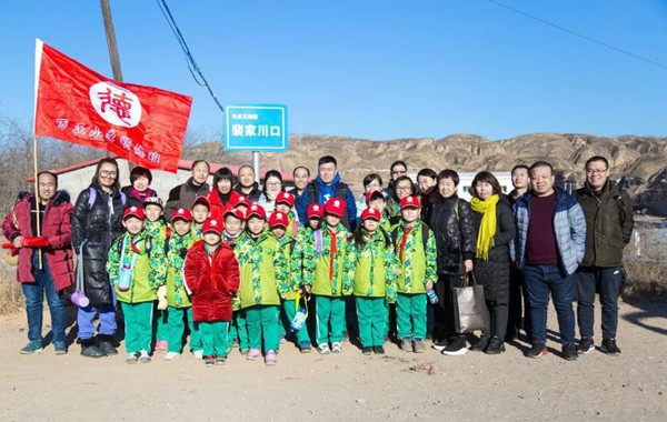 Ordos pupils celebrate New Year with left-behind children