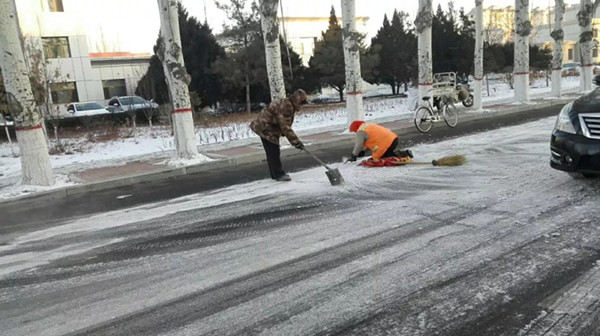 Snow-clearing sanitation worker warm hearts in Ordos