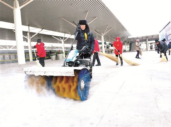 Baotou Railway Station battles heavy snow
