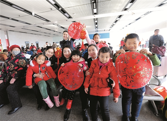 Activities set festive mood at Baotou Railway Station