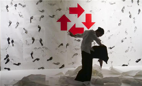 Footprints decorate avant-garde Gu Yuan exhibition