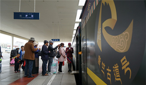 New tourist trains launched in Tibet