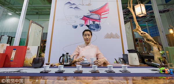 2018年8月17日，呼和浩特，2018第六届呼和浩特茶产业博览会举行。图为茶艺师在茶博会上表演茶艺。.jpg