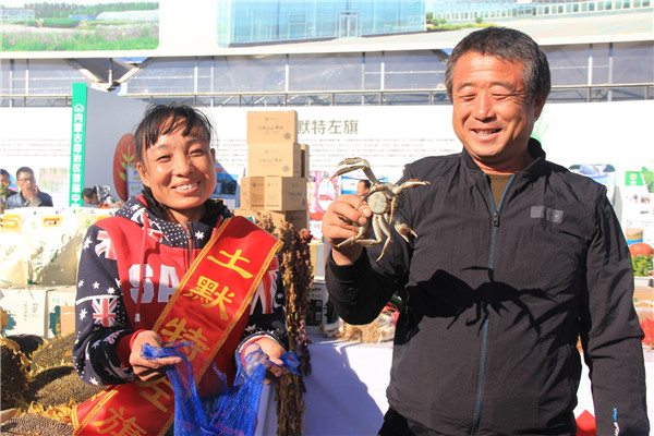 A man holds a crab at the Chinese Farmers' Harvest Festival held in Hohhot, Inner Mongolia autonomous region on Sept 21..jpg