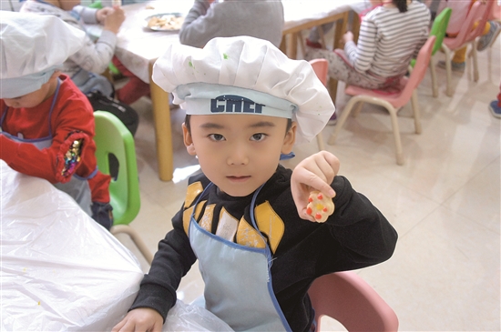 Children in Baotou learn to bake