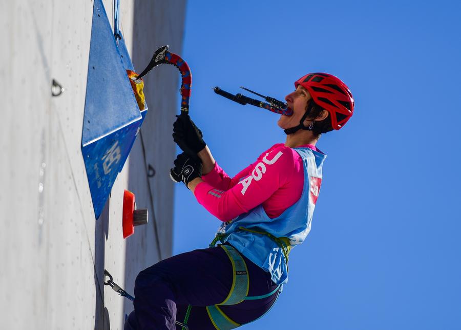 Female ice climbers rock Inner Mongolia