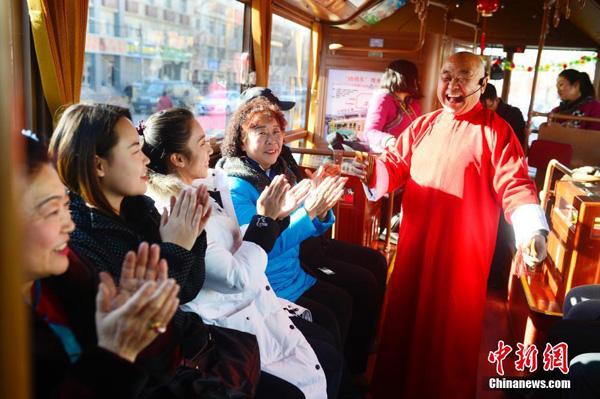 Folk art brings joy to Hohhot bus passengers 