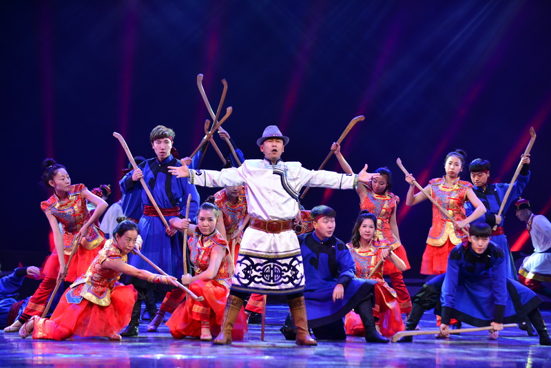 Troupe rehearses for vaudeville performance in Hohhot 