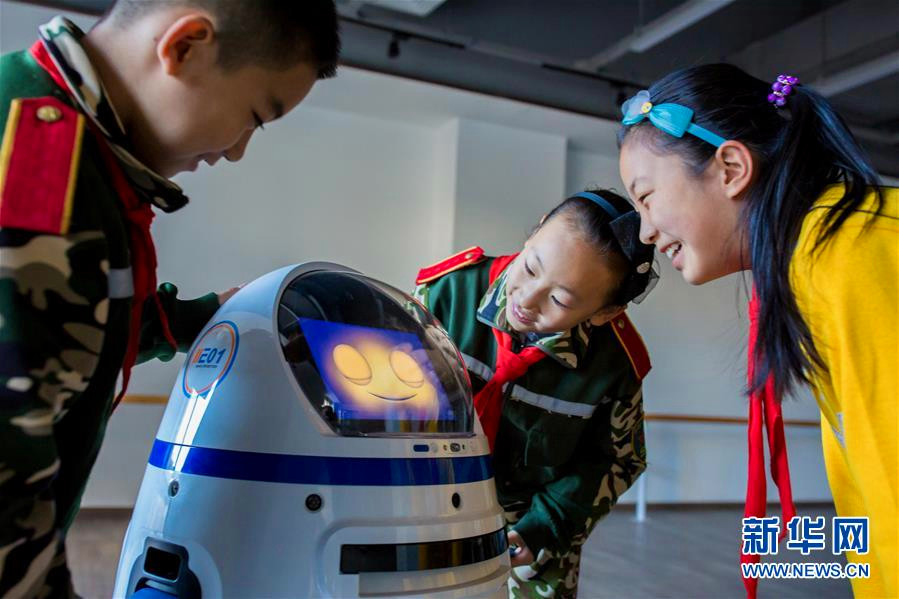 Pupils experience robot technologies in Hohhot