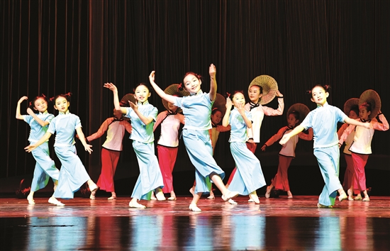 Children’s ballet performs in Baotou