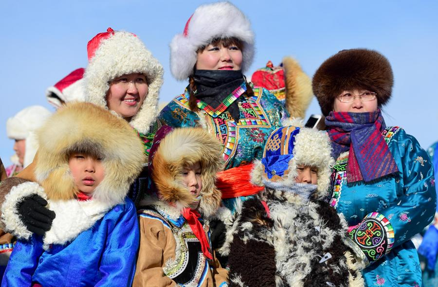 Mongolian ethnic clothing glistens Nadam fair