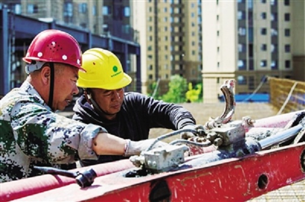 Workers are busy with the construction of the first prefabricated electrical substation in Hohhot.jpg