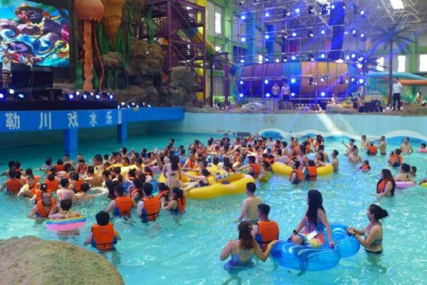 Tourists take part in an interactive activity in the newly-opened indoor water park in Chile Prairie Culture-oriented Tourism Area in Hohhot.jpg