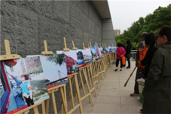 Visitors enjoy photographs at an exhibition in Hohhot.jpg