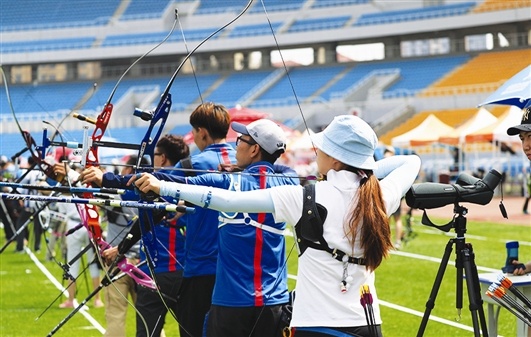 Participants compete in the Outdoor Archery Champions League (Hohhot station) of Archery Promotion Council of China (APCC) on June 24..jpg