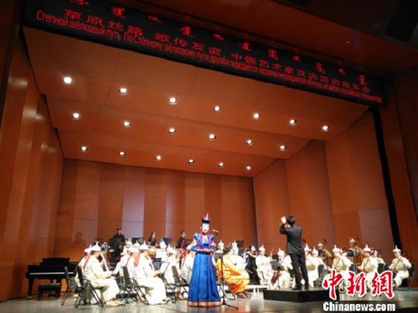 A performer demonstrates traditional Mongolian throat singing at a concert held to promote friendly ties between China and Russia in Hohhot.jpg