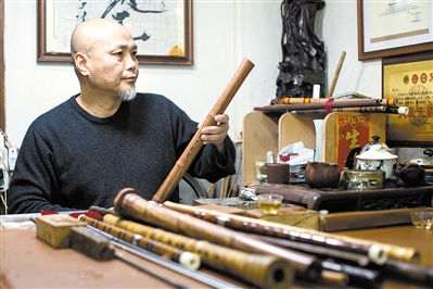 Three generations stick to promoting Chinese vertical bamboo flutes