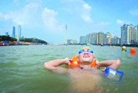 2,000 swimmers cross the Pearl River
