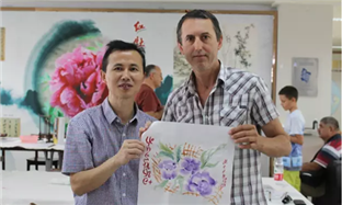 Ukrainian delegation savors charm of Chinese painting art