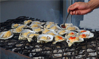Charcoal roasted oyster (湛江炭烧生蚝/Zhanjiang Tanshao Shenghao)