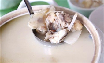 Hechun fish head soup (河唇鱼头汤/Hechun Yutou Tang)