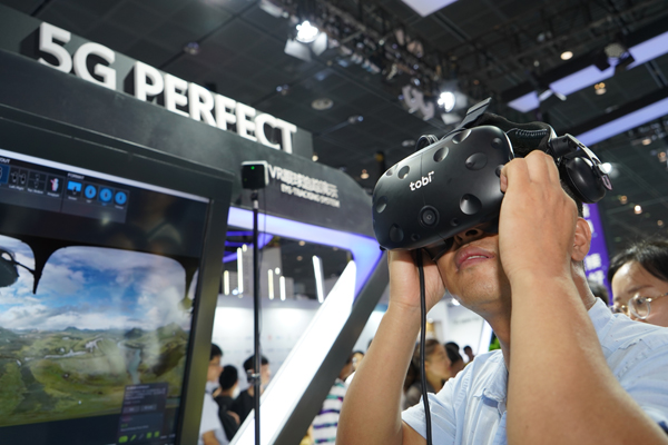 【展览展示】9月15日 物联网博览会展会现场 体验VR技术 （摄影：贾军松）.jpg