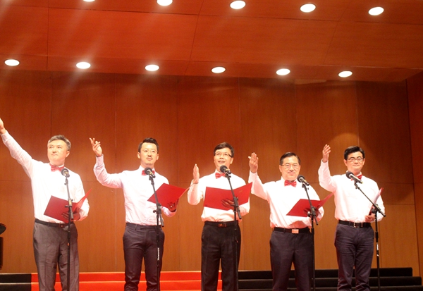 Returned Chinese sing praise for motherland
