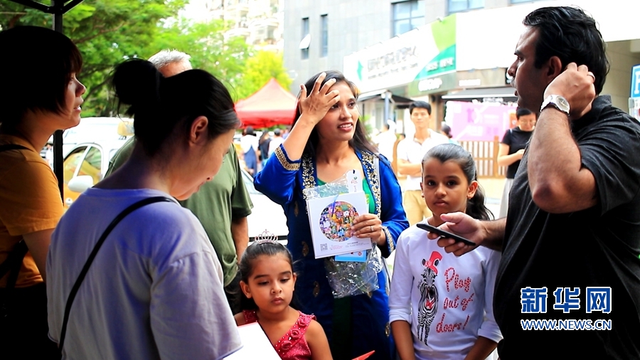 2卡尼卡与家人一起参与官任国际社区举办的跳蚤市场活动。新华网肖和勇摄.jpg