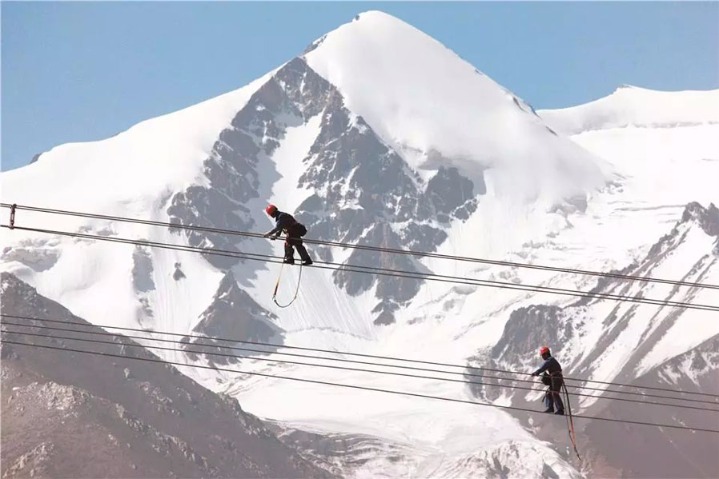 World's highest power lines set in Tibet