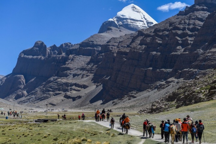 Tibet's remote prefecture makes 1 bln yuan from tourism