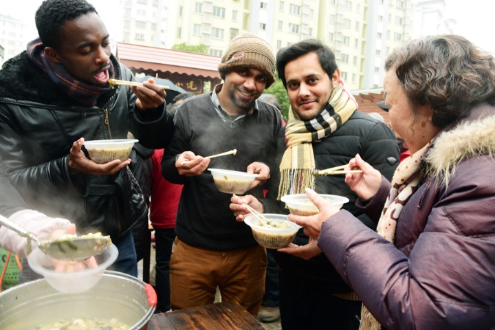 Laba Rice Porridge Festival welcomes overseas students in Zhenjiang