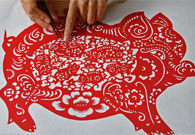Yantai artist shows charms of paper-cutting