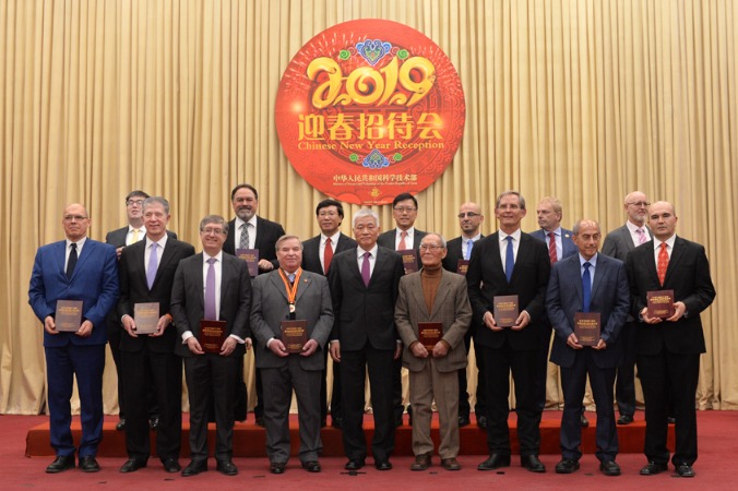 China gives awards to 40 foreign experts for contributions to science