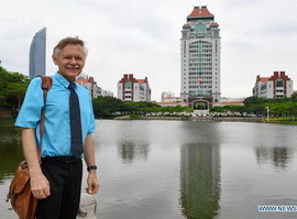 President Xi lauds expat professor in Xiamen