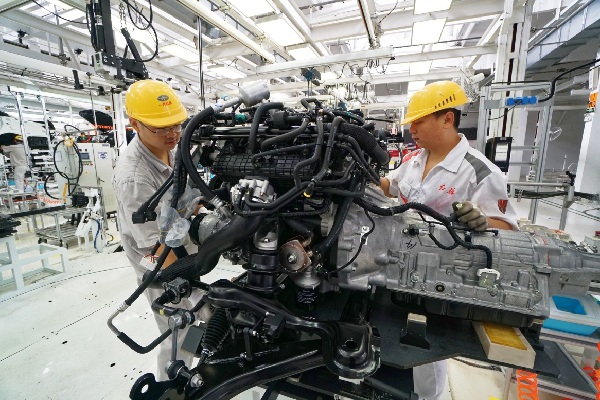 Workers assemble vehicles on a production line at the China FAW Group plant in Jilin. [Photo provided to chinadaily.com.cn].jpg