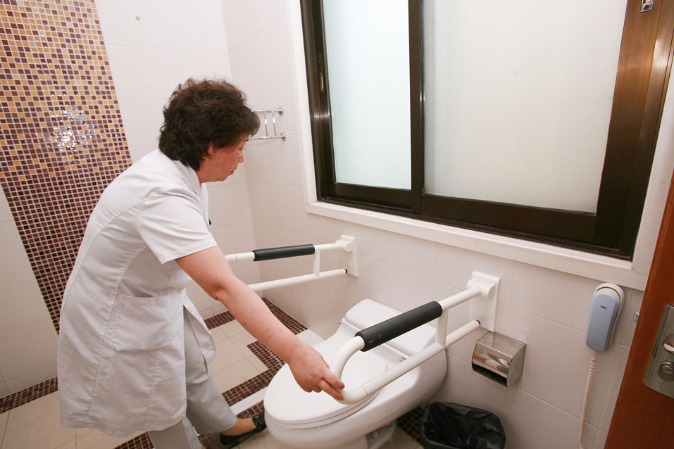 Chinese health authorities pledge cleaner toilets in hospitals