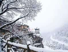 Shanxi cliff village sees spring snow