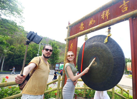 Hainan garners 1.89b yuan of tourism revenue during May Day holiday