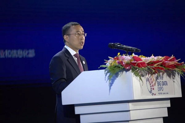 Lu Minfang, CEO of Mengniu Dairy Group delivers the keynote address at the 2018 China International Big Data Industry Expo.jpg