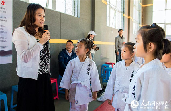 Xian Dongmei, president of CJA introduces judo to primary school students in Hohhot, May 28..jpg