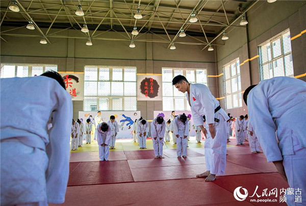 Primary school students learn the etiquette and discipline of judo in Hohhot.jpg