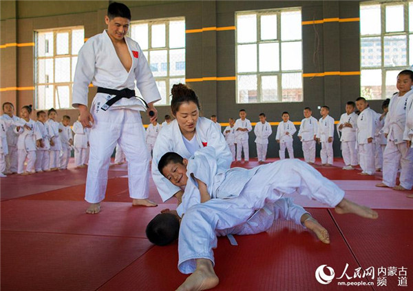 Coaches teach judo techniques to students in Hohhot.jpg