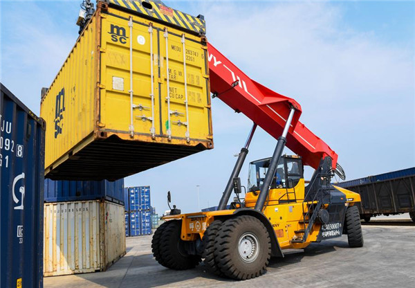 A vehicle unloads a container at Shaliang Logistics Park in Hohhot, North China's Inner Mongolia autonomous region, July 27.jpg