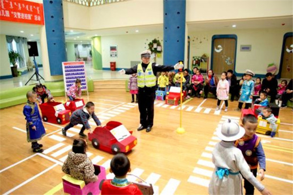 Traffic safety education offered to children in Hohhot