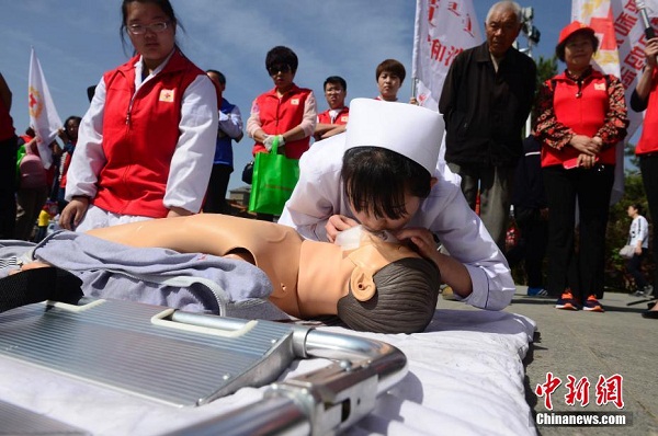 Hohhot Red Cross members perform CPR.jpg